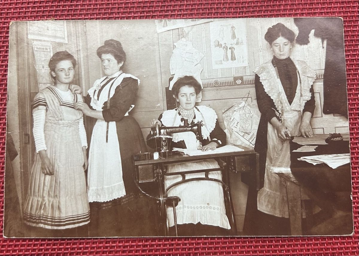 Cartoline postali: Fotokarte Nähatelier 1909  – Usato da Horw venduto da Tellbub
