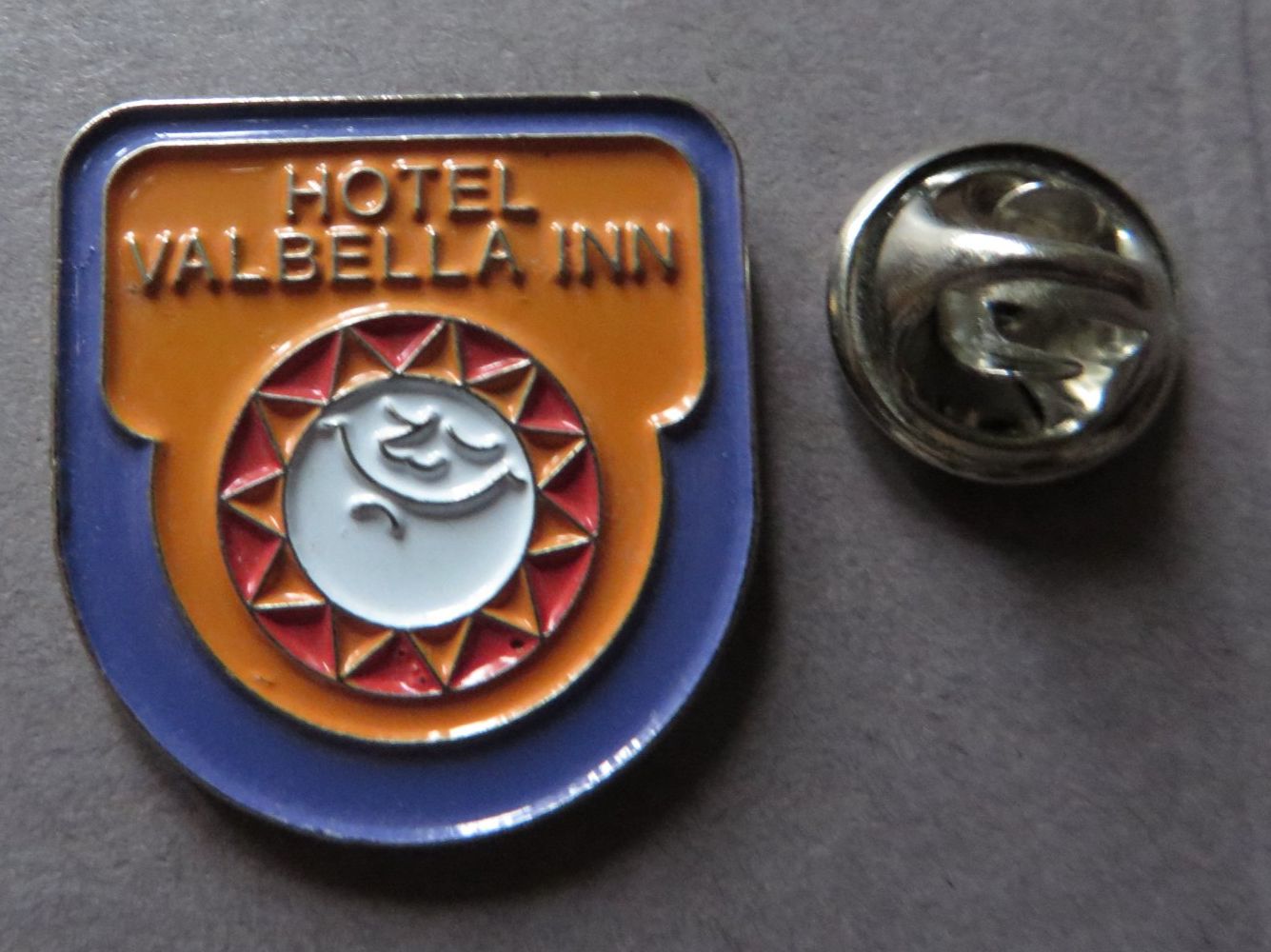 Placchette & Badge: PIN, HOTEL VALBELLA INN, SONNE – Usato da Neuhausen venduto da luckimucki