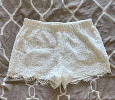Weisse Shorts mit Spitze in Gr. XL