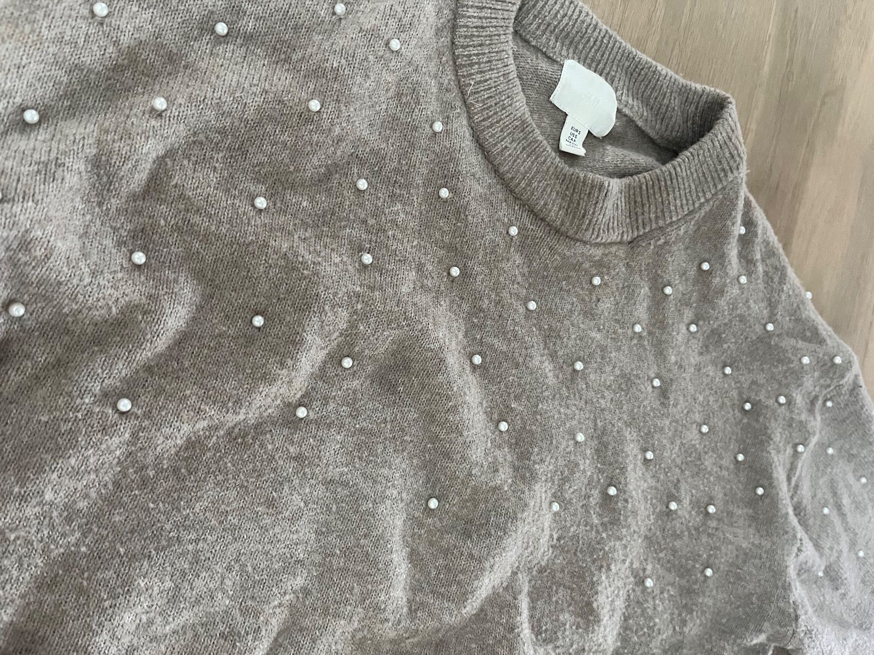H&M Maglioni & Felpe: Perlenbesetzter Feinstrickpullover in Taupe von H&M – Usato da Uitikon Waldegg venduto da YRH 3