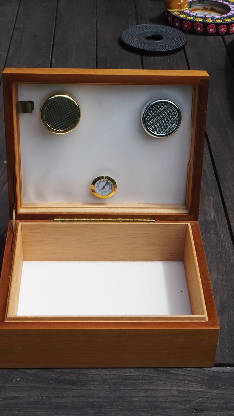 Humidor per sigari: Humidor aus Wahlnussholz – Usato da Fregiecourt venduto da Thorvaldson 2