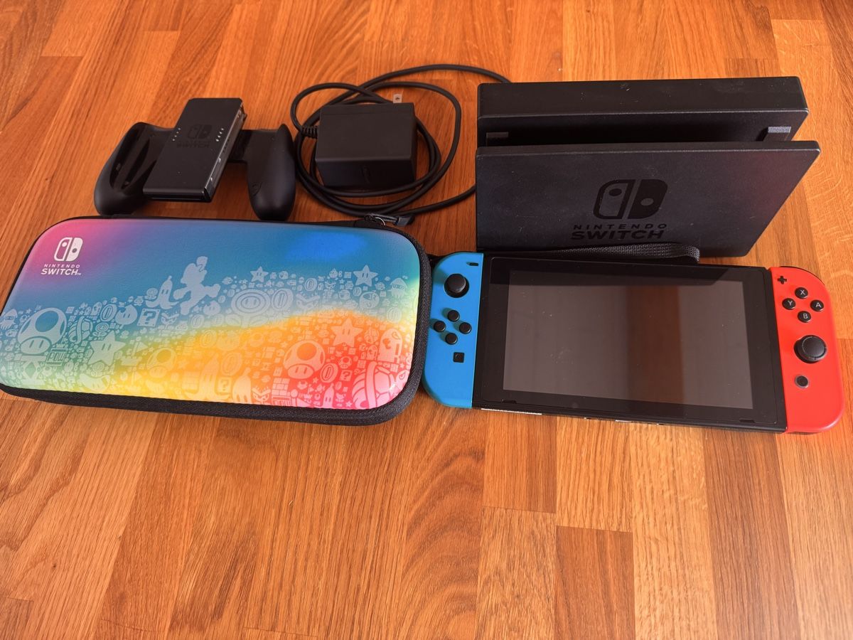 Nintendo Konsolen: Nintendo Switch V1 mit original Hülle  – Gebraucht aus Anglikon von Esrafil