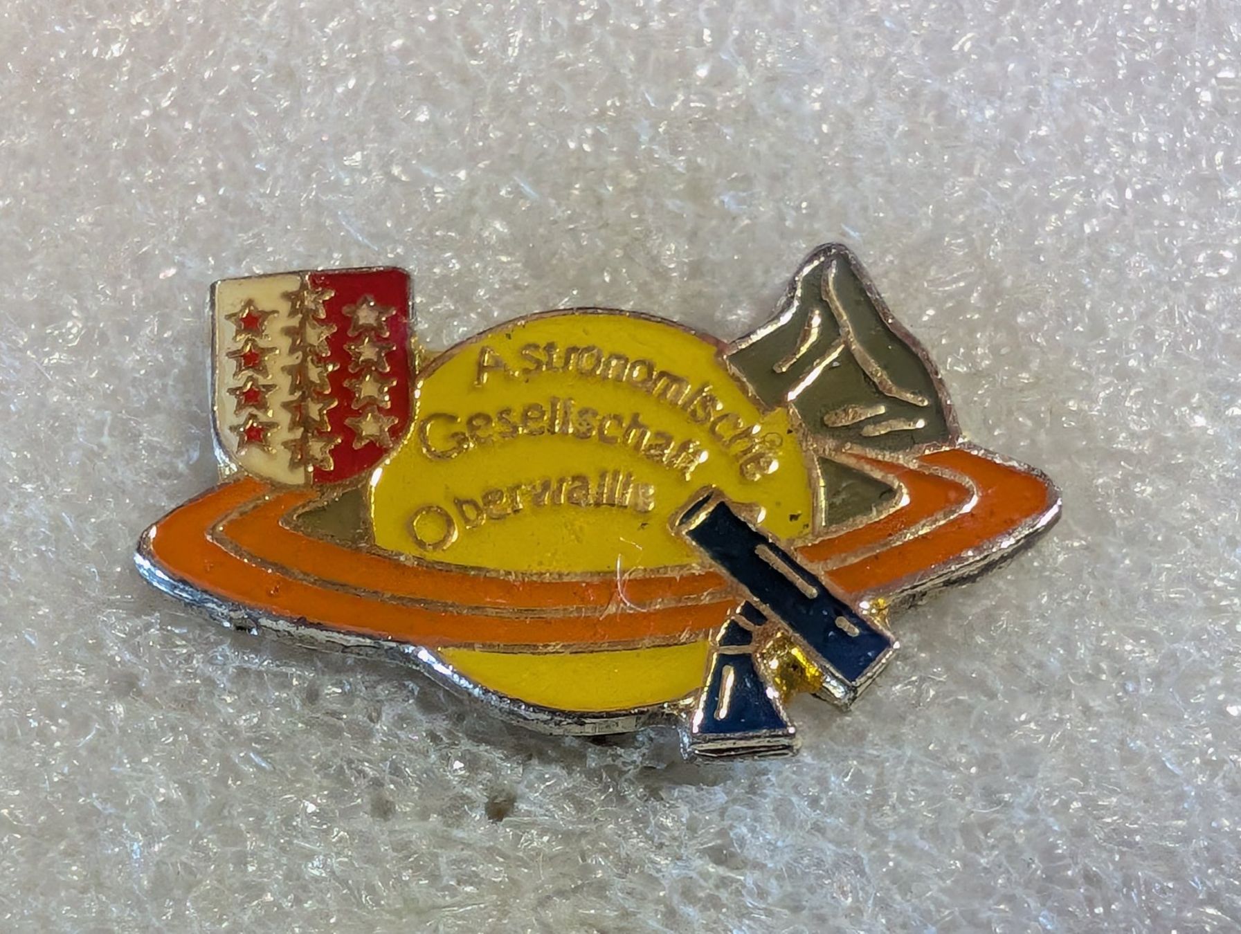 Placchette & Badge: Ansteckpin 115: Astronomische Gesellschaft Oberwallis – Usato da Oppligen venduto da Pin-Fall-Shop
