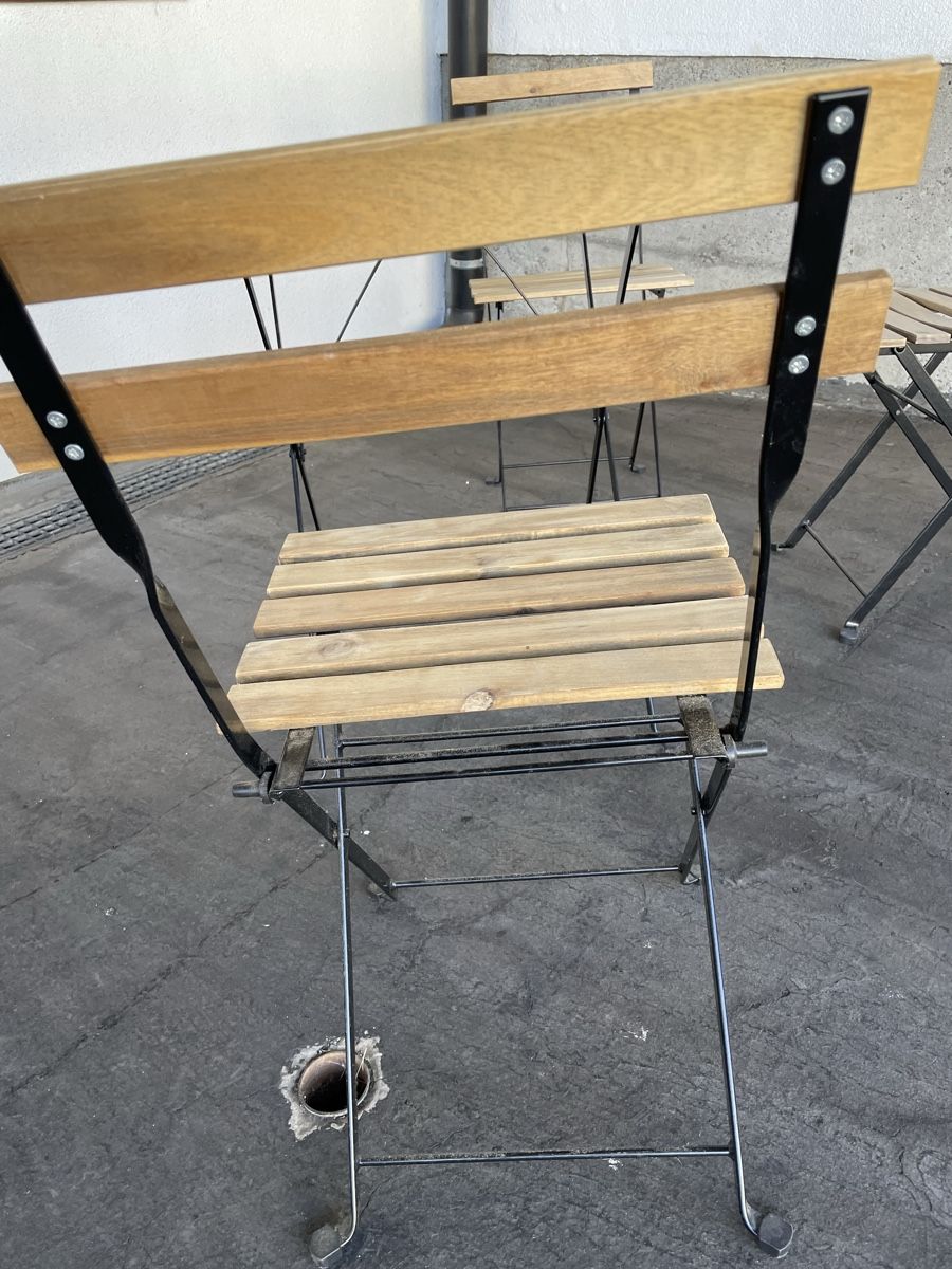 Set di tavolo e panche: Tischset mit Tisch u. drei Stühlen – Usato da Eiken venduto da garanoiri 5