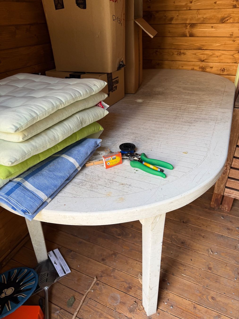 Tische: GRANDE TABLE DE JARDIN BLANCHE EN PLASTIQUE – Gebraucht aus Roche VD von luc_jwm5