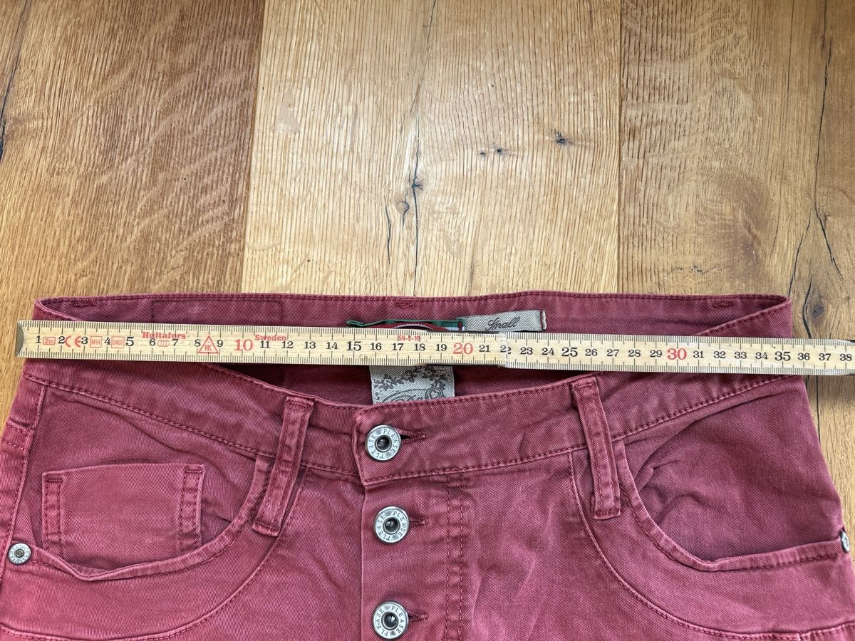 Please Jeans Hosen: Damen Hose Please rotbraun, Grösse Small  – Gebraucht aus Röschenz von c_k_wj8r 1