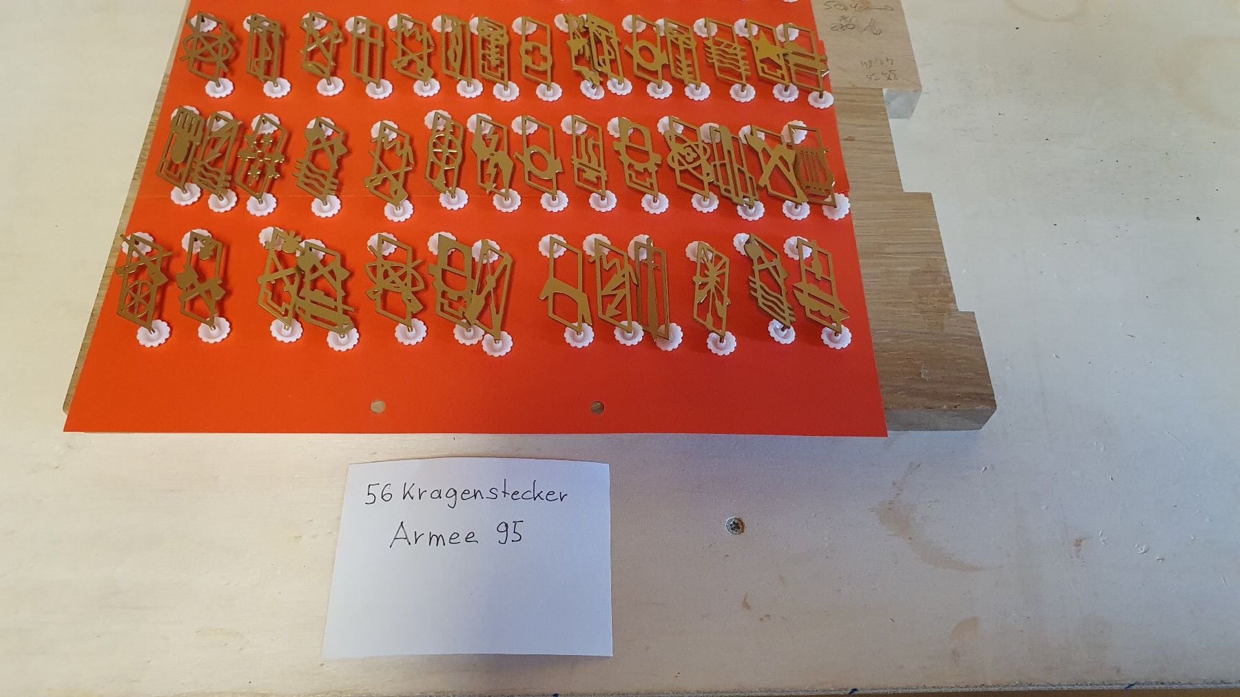 Schweizer Armee Uniformen: Schweizer Armee 56 Kragenstecker der Armee 95 – Gebraucht aus Richigen von Auerhahn11 2
