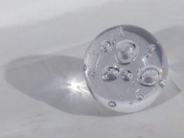 schöne dekorative Glaskugel mit Luftblasen