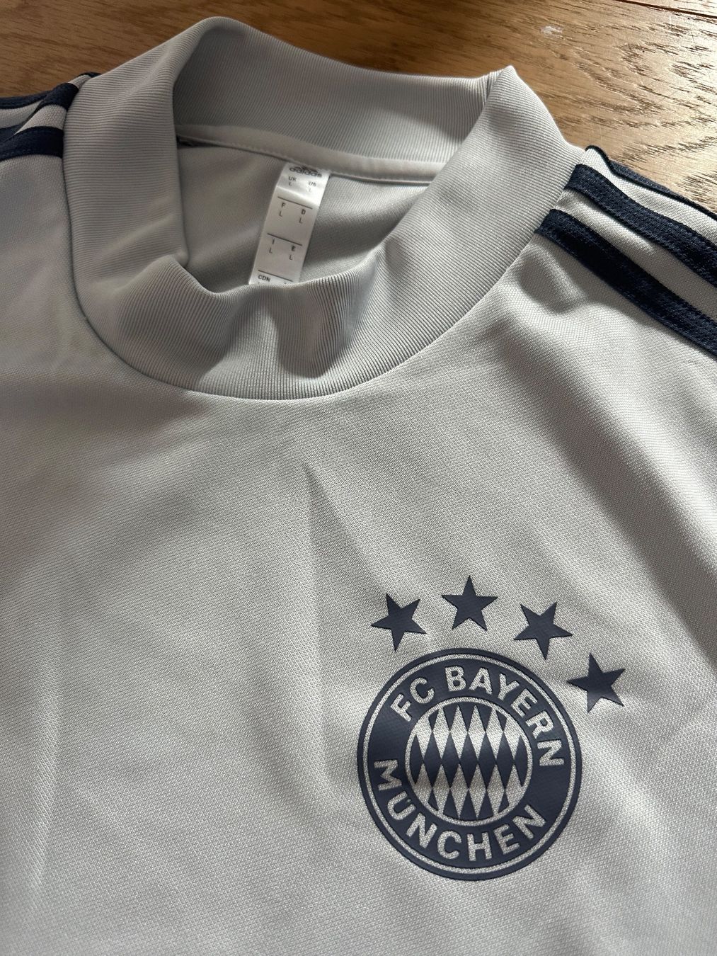 Adidas Pullover & Sweatshirts: FC Bayern München Trainingspullover / Sweatshirt Adidas – Gebraucht aus Basel von Oloir 1