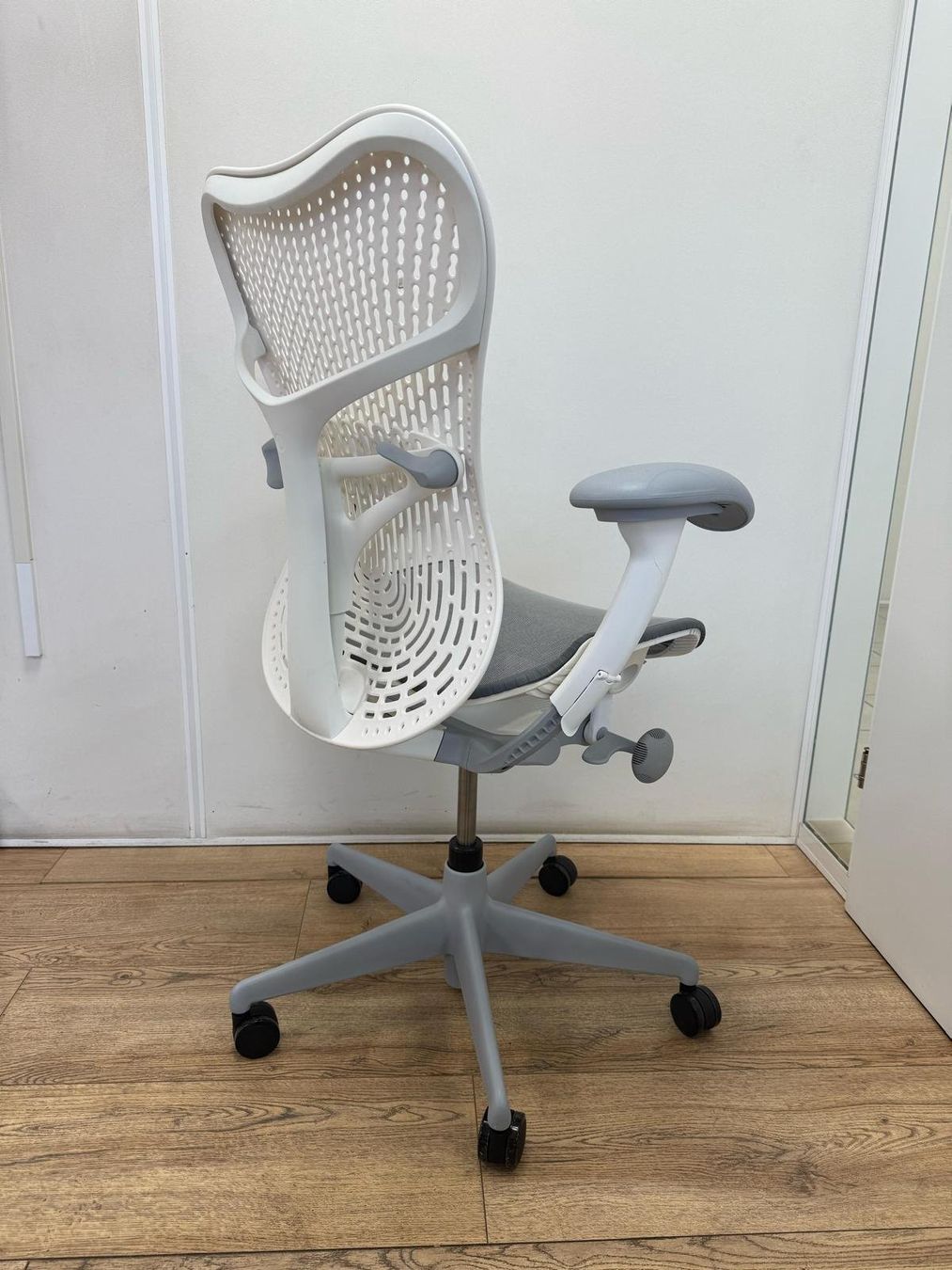 Herman Miller Chaises: Herman Miller Mirra 2 Alpine – D'occasion à Purmerend par Offeco 2
