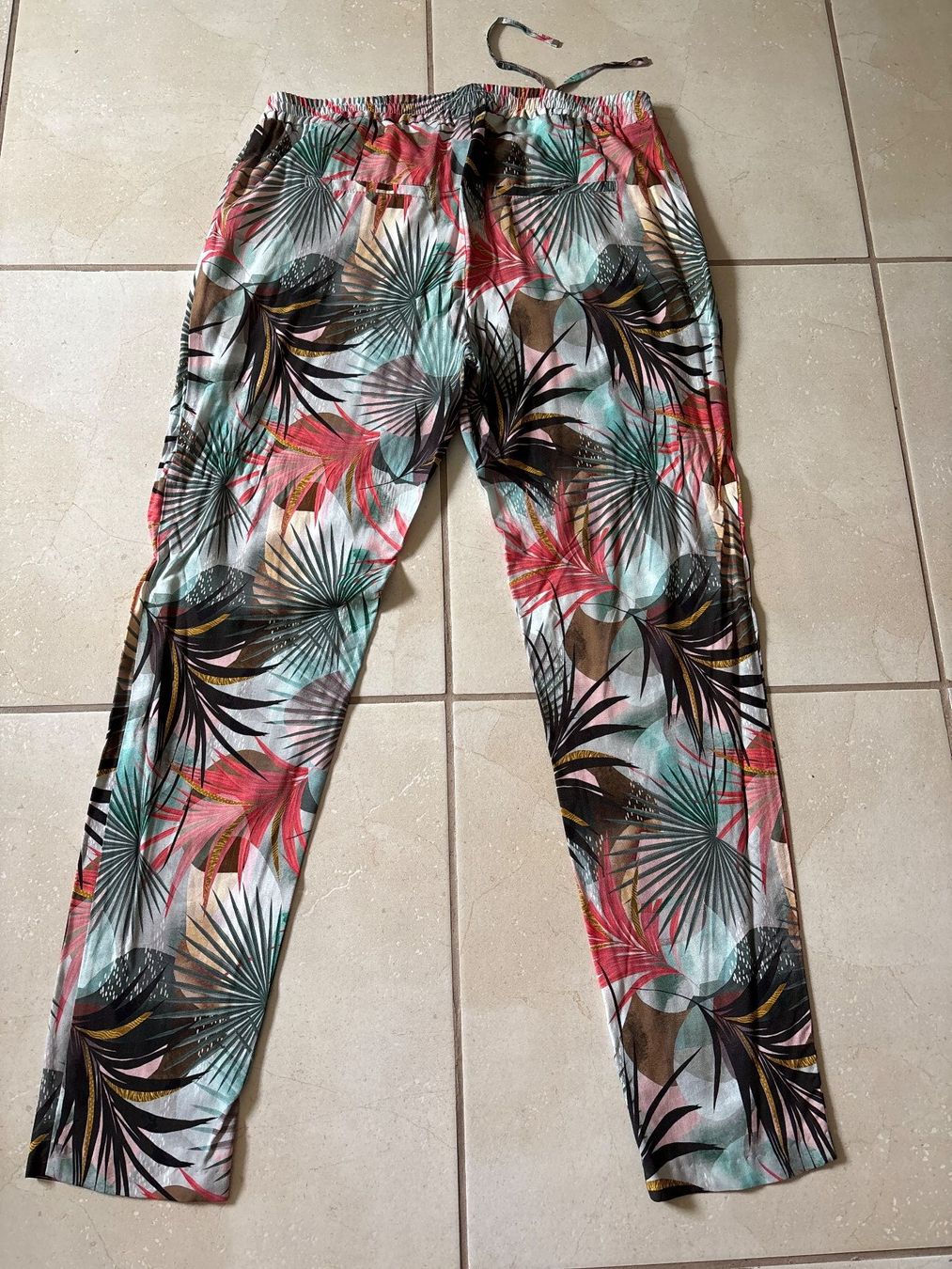 Hosen: Sommerhose mit Blumenmuster, Grösse 42 - NEU – Neu und originalverpackt aus Pfaffhausen von frickda 1