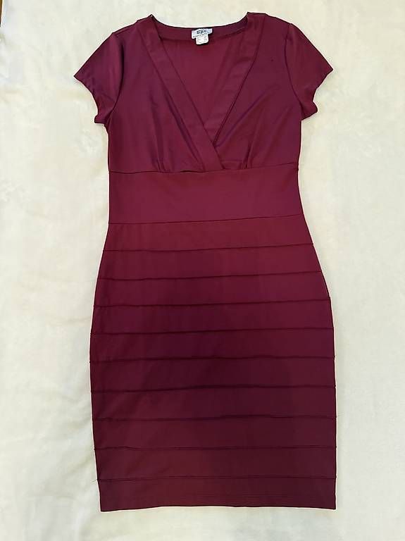 Robes: Kleid Beere b.p.c. 36/38 – D'occasion à Füllinsdorf par Rivai