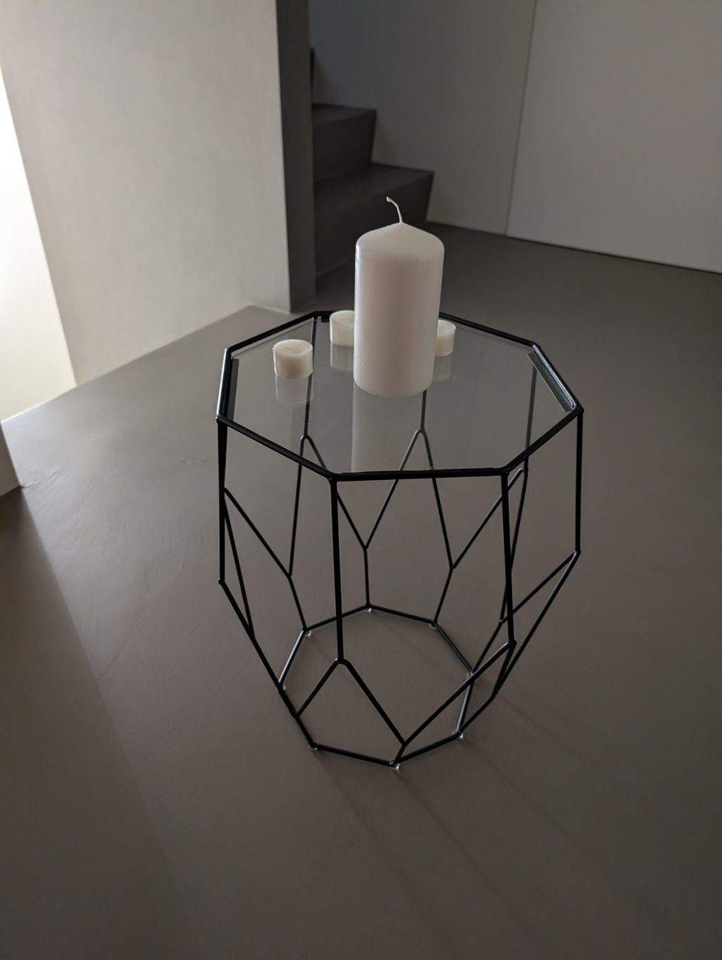 Tavoli: Moderner Beistelltisch im geometrischen Design – Usato da Geroldswil venduto da soalle