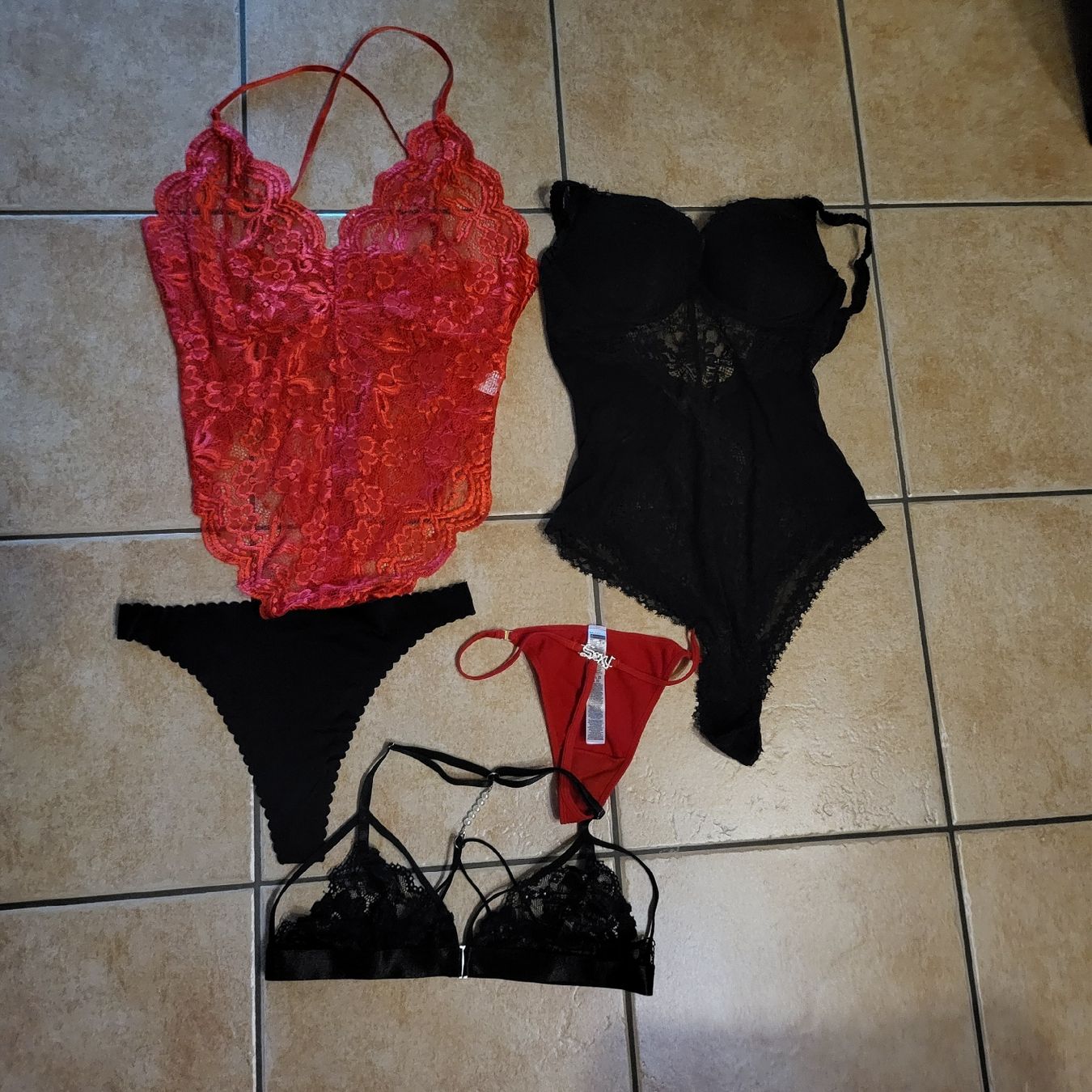 Altra biancheria intima: lot 5 pièce taille 40 - 42 – Usato da Sion venduto da Oonathoo