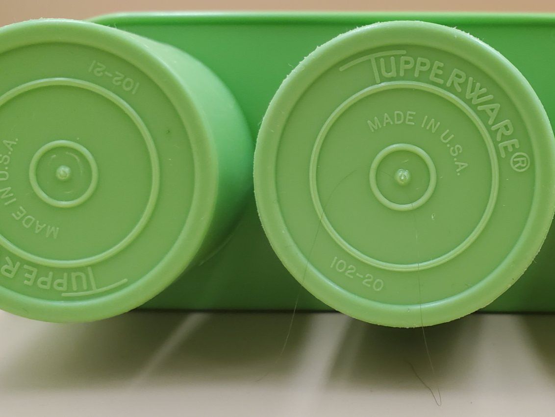 Tupperware Contenitori & Simili: 4 pots à épices Tupperware vert avec support made in Usa 70s – Usato da Rennaz venduto da La_malle_du_dauphin 3