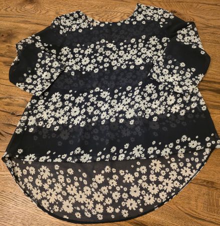 Sommerliche Bluse mit Blumenmuster , Top Zustand!