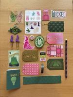 Wicked Fan-Set – Sticker, Schreibheft, Bleistift, Lesezeiche