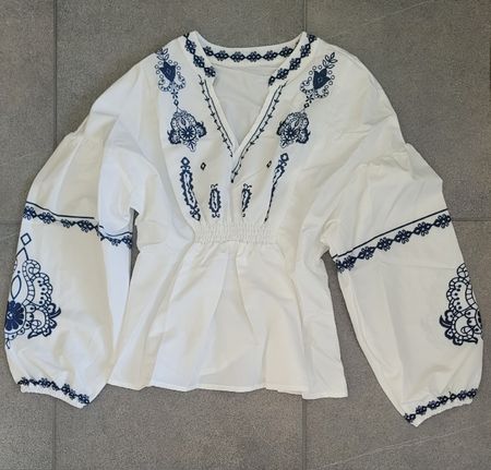 Damen Bluse weiss mit dunkelblauem Muster, taillenbetont