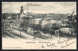 Schaffhausen, Passanten und Strassenbahn