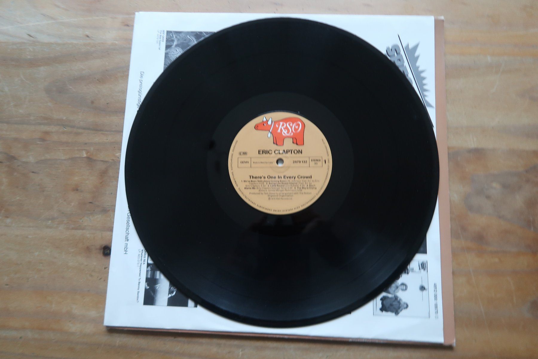 Schallplatten: ERIC CLAPTON  - THERE'S ONE IN EVERY CROWD - VINYL LP – Gebraucht aus Basel von Patiscat 3