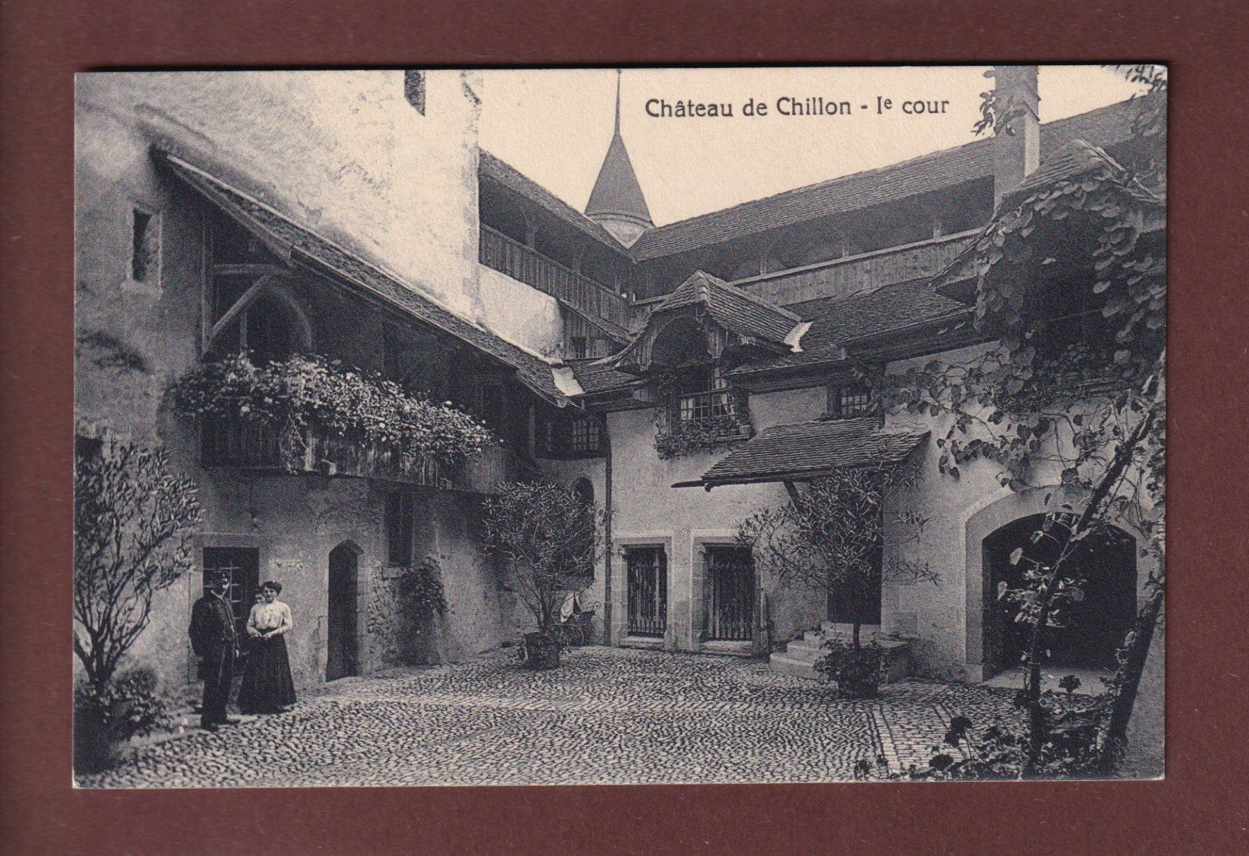 Cartes postales: Château de CHILLON - Première cour - Animation – D'occasion à Pully par nicecards