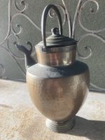 Kupfervase mit Henkel und Ausguss