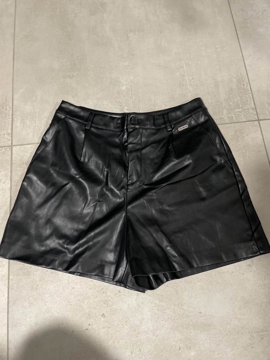 Pantaloni: Fake Leder Shorts von Review – Nuovo (secondo la descrizione) da Thalwil venduto da jan_h9wg