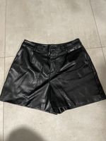 Fake Leder Shorts von Review