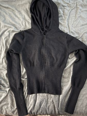 Schwarze Strickjacke mit Kapuze - perfekt für den Herbst!