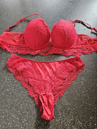 Neuwertiges, rotes Dessous-Set mit Spitze S/M