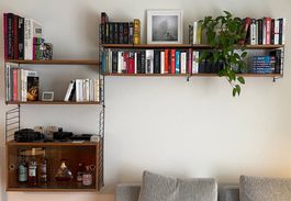 String Regal (Leitern schwarz, Tablare / Schrank Nussbaum)