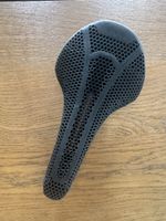 fi’zi:k Antares R1 Adaptive Carbon 140mm Sattel 3d