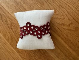 Süsses Armband mit Zirkonen und Lederband