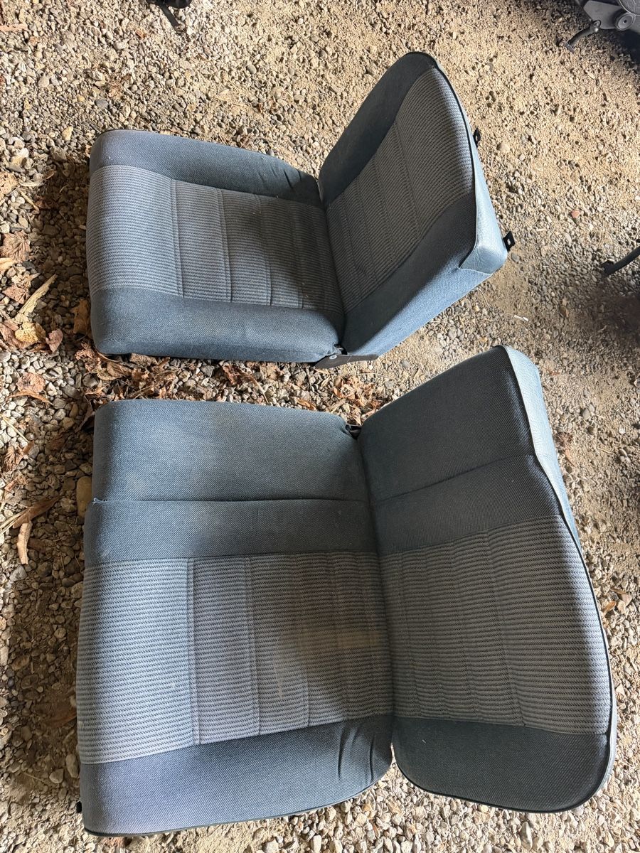 VW Tutti pezzi di ricambio auto: Vw Golf 2 Innenausstattung  – Usato da Halten venduto da vwg_ml9y 2