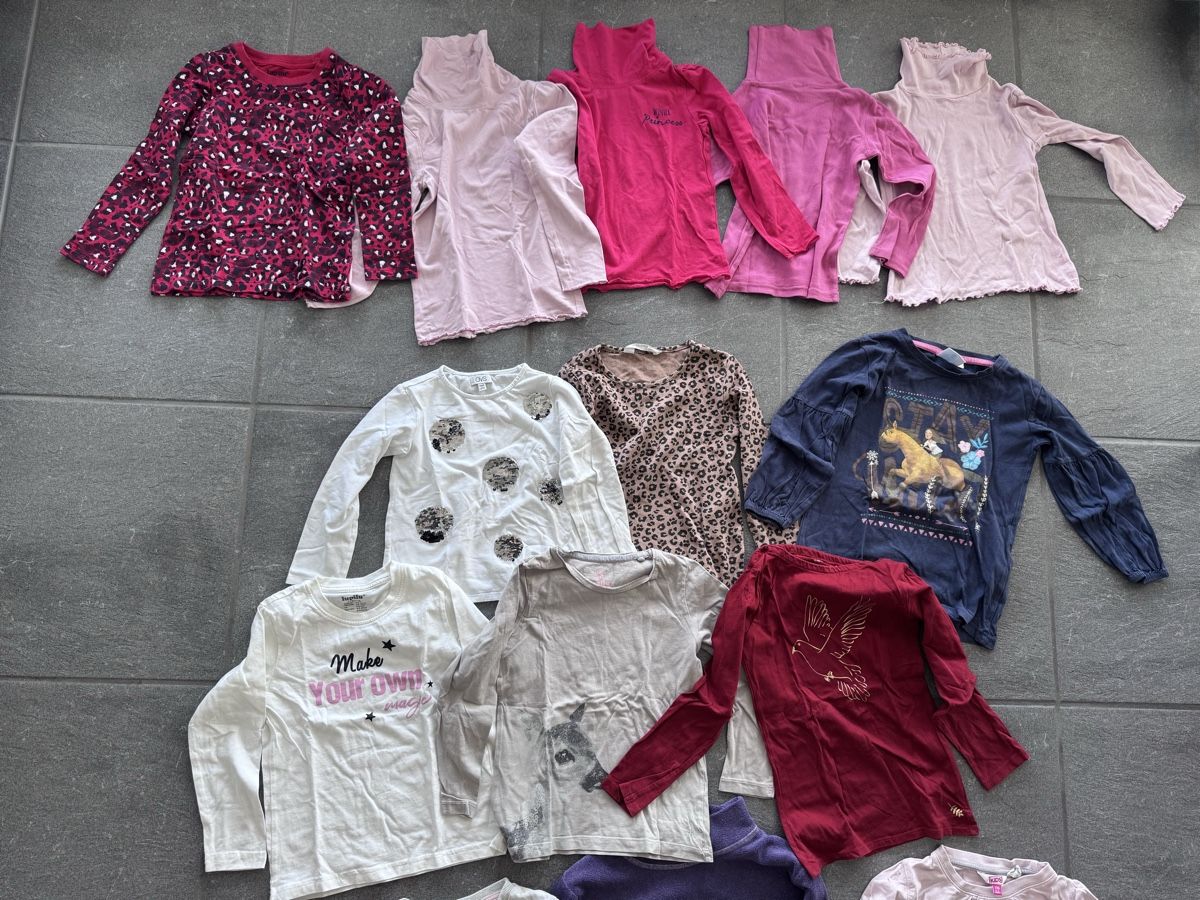 Lotti & Set di vestiti: Grosses Kleiderpaket Pullover 110 / 116 – Usato da Muri AG venduto da Scorpion84