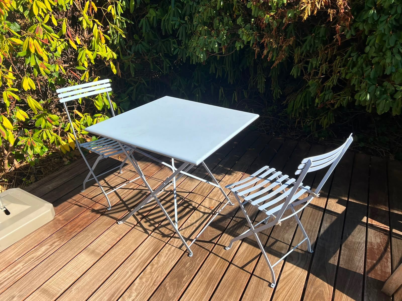 Set de table et chaises: Bistrot Tisch - Beautiful Ethimo foldable table + 2 chairs – D'occasion à Rüschlikon par ant_5v7g 2
