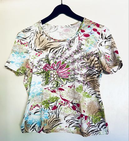 Frühlingshaftes T-Shirt mit Blumenmuster & Strasssteine Gr36