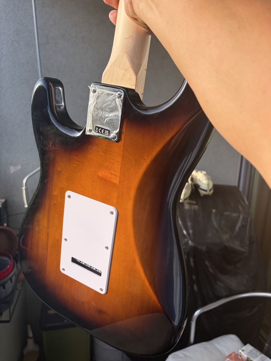 Squier Strumenti musicali: Squier Stratocaster by Fender  – Nuovo (secondo la descrizione) da Riehen venduto da Pnewyork 4