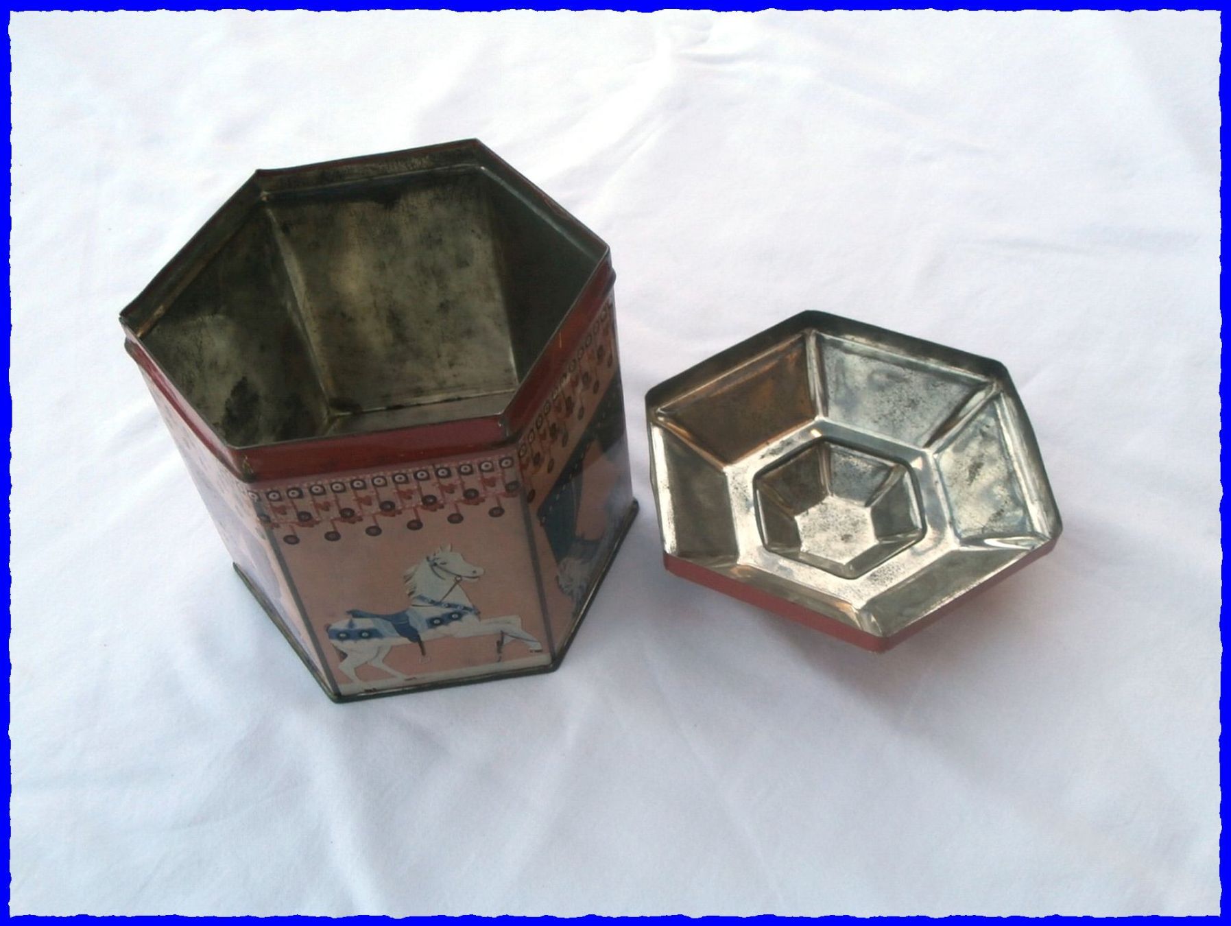 Barattoli: alte Blechdose / Teedose - 6-eckig - "Karussell" – Usato da Worblaufen venduto da Re_mo81 6