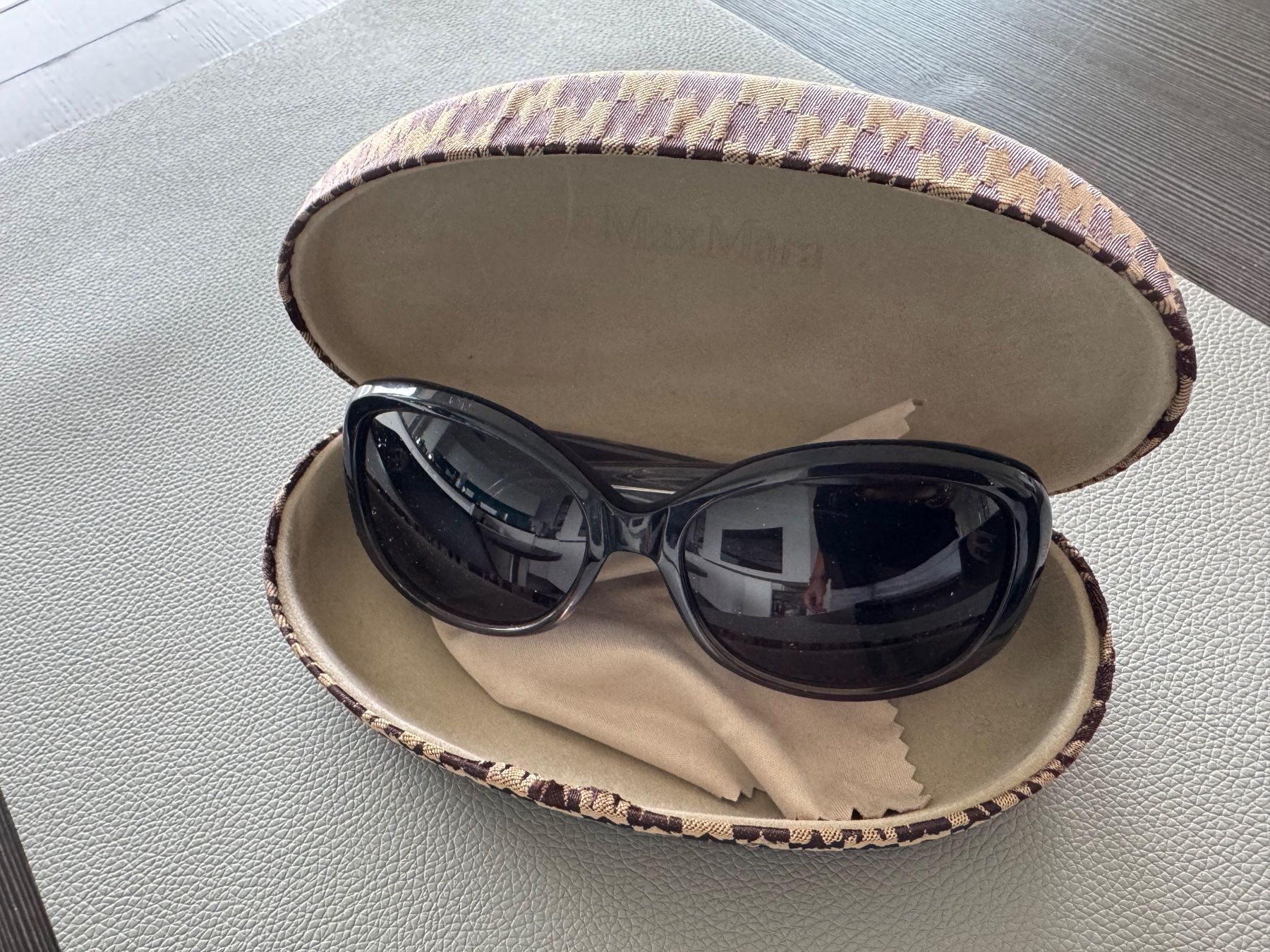 Max Mara Brillen & Gläser: Sonnenbrille Max Mara Black Classic - Super Sommer-Access... – Gebraucht aus Pfäffikon ZH von Bibi0204 1