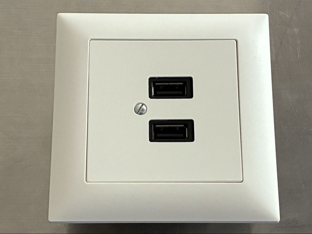 Feller Fiches d'alim.: Feller Edizio USB Ladegerät / Steckdose – D'occasion à Pfäffikon (ZH) par 5777