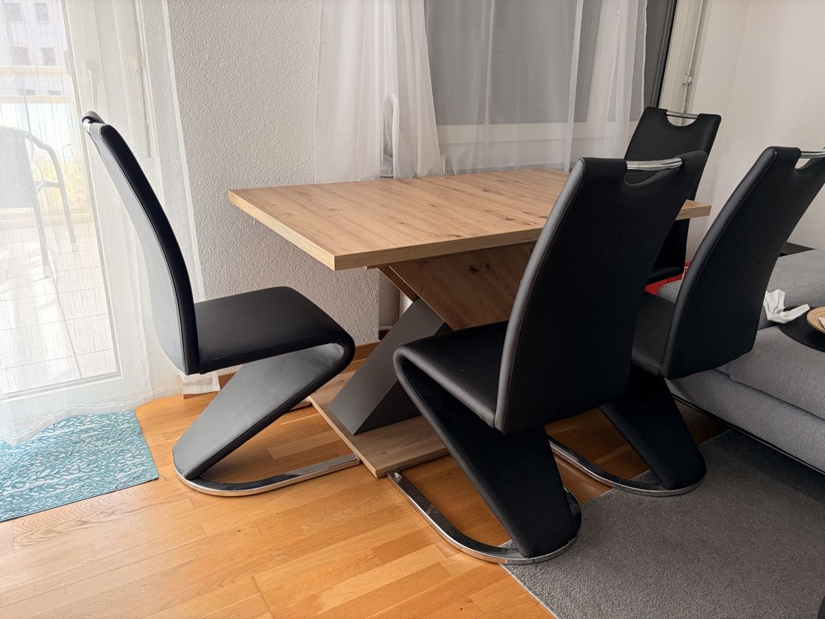 Set di tavolo e panche: Hochwertiger Esstisch mit Stühle – Usato da Aarburg venduto da jon_mw9q 1