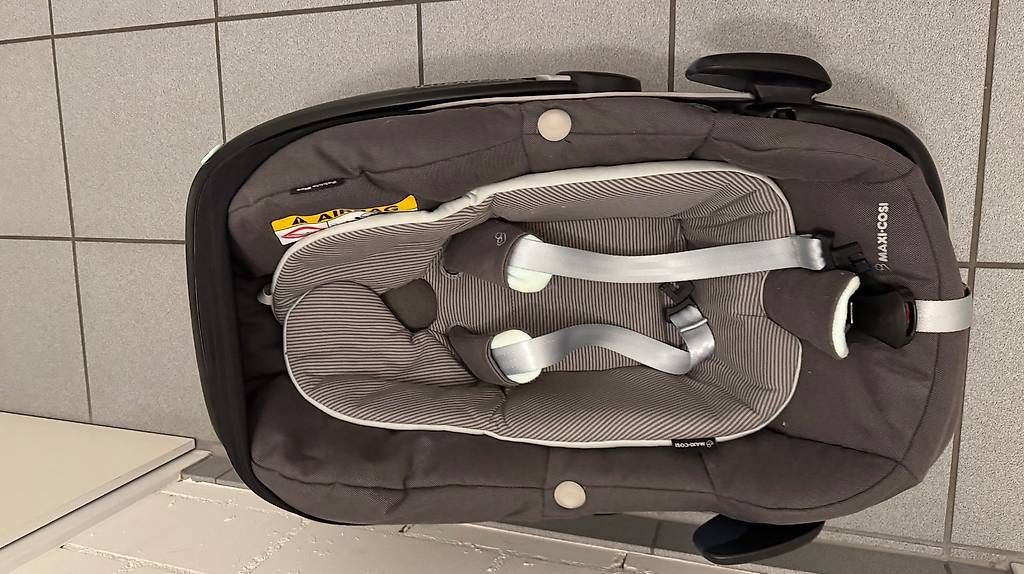 Maxi-Cosi Seggiolini per auto: Maxi Cosi Pepple Plus + Iso-Fix Station + Einlage – Usato da Dietlikon venduto da Loglogch 2