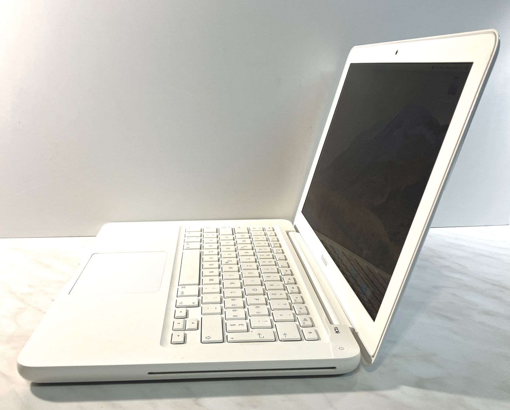 Apple Notebook: MacBook 13 weiss guter Zustand – Usato da Pfeffingen venduto da Peppersoft25 4