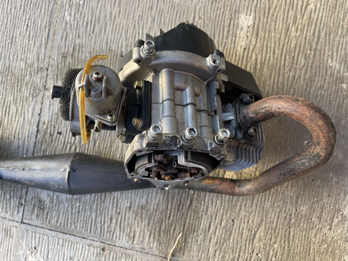 Motoren: Zweitakt Motor mit Doppel-Endschalldämpfer, defekt – Defekt aus Elsau von isidobrany09 2