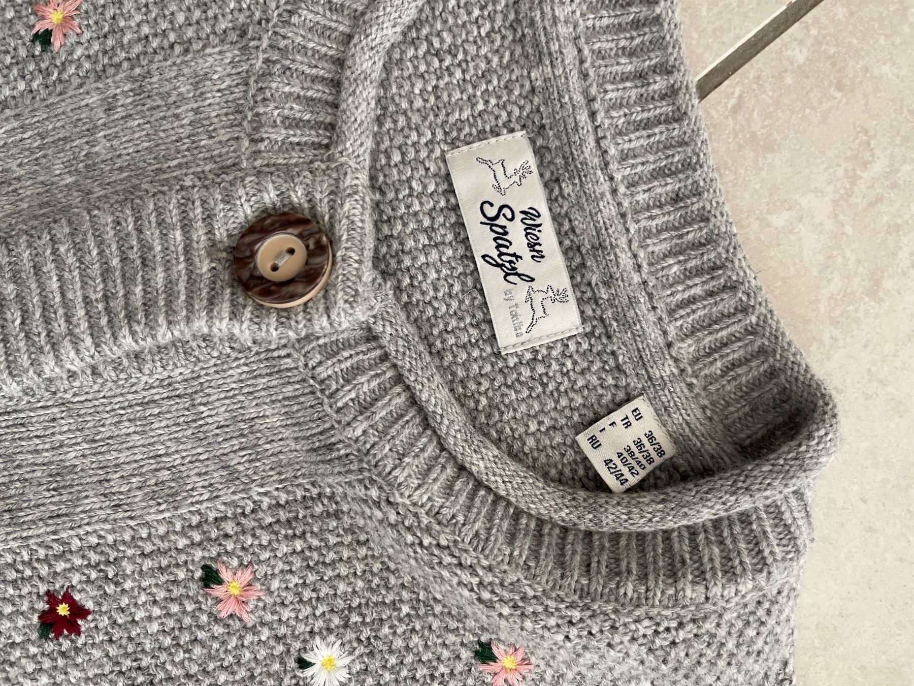 Giacche: Strickjacke, Gr. 36/38, Grau mit Blumen – Usato da Gutenswil venduto da yneB1943 1