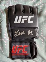 Gant UFC signé par Jarred Gordon certification JSA