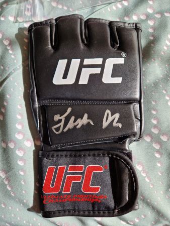 Gant UFC signé par Jarred Gordon certification JSA