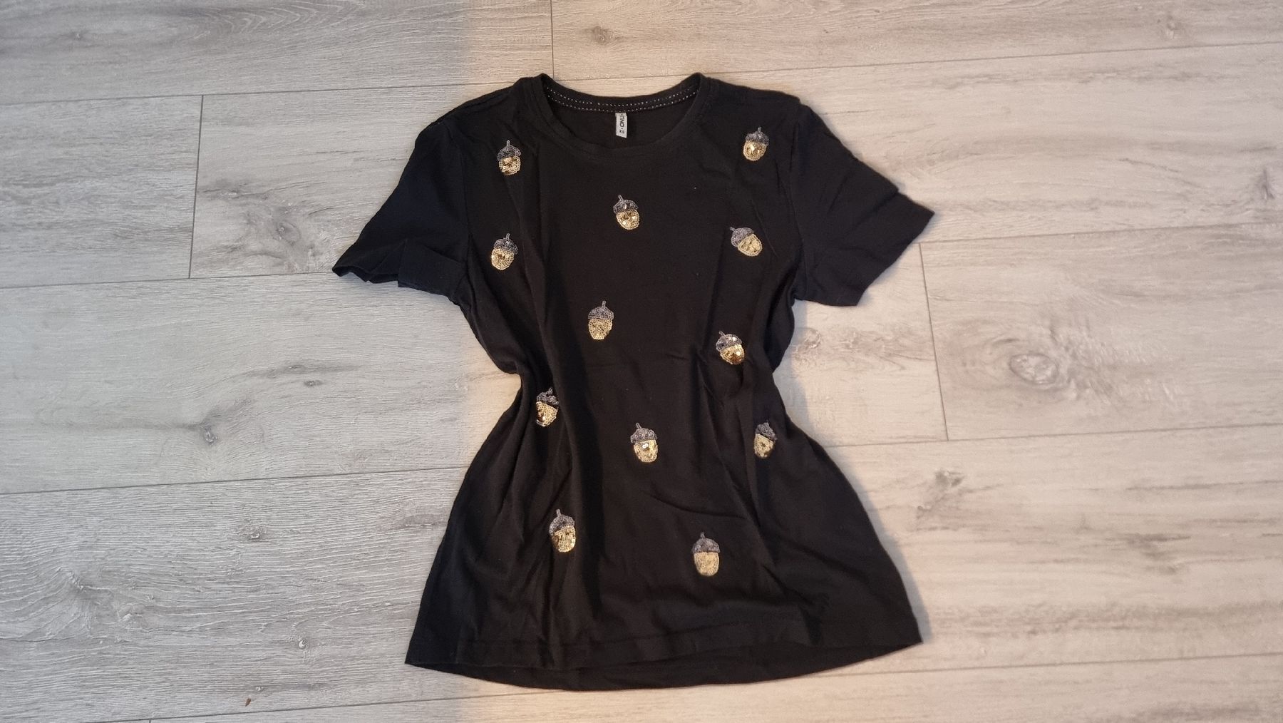 Only T-shirt: Schwarzes ONLY T-Shirt XS mit Eicheln - Herbstliches Basic! – Usato da Wigoltingen venduto da Zuckerfee84