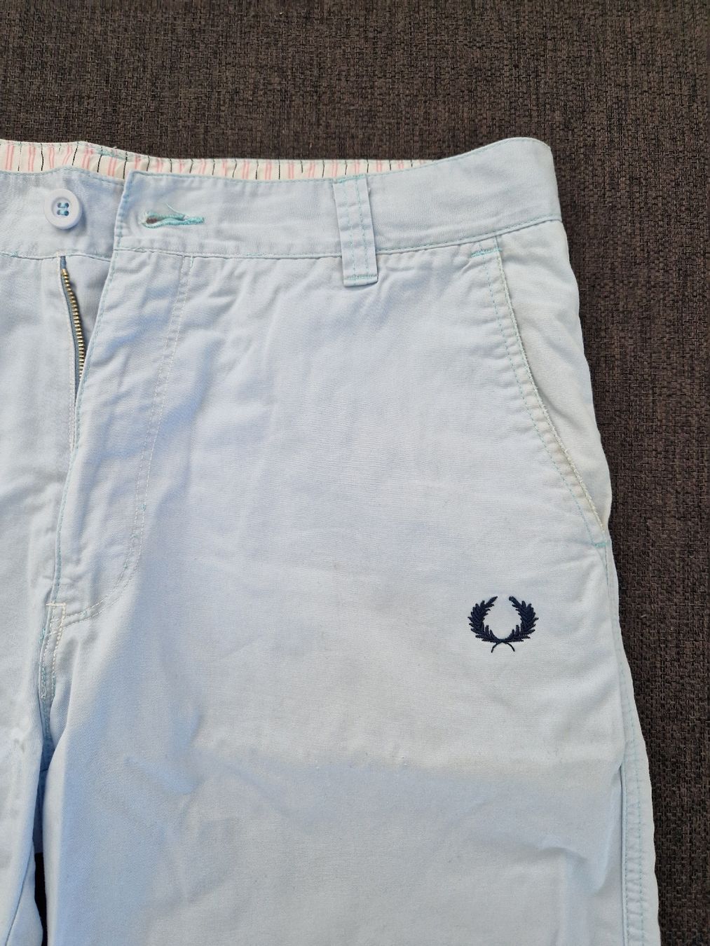 Fred Perry Pantaloni: Fred Perry Shorts hellblau Gr S/M Sommerlich – Usato da Vogelsang AG venduto da villa9 3